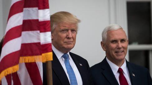 次期米大統領のトランプ氏と次期副大統領のペンス氏