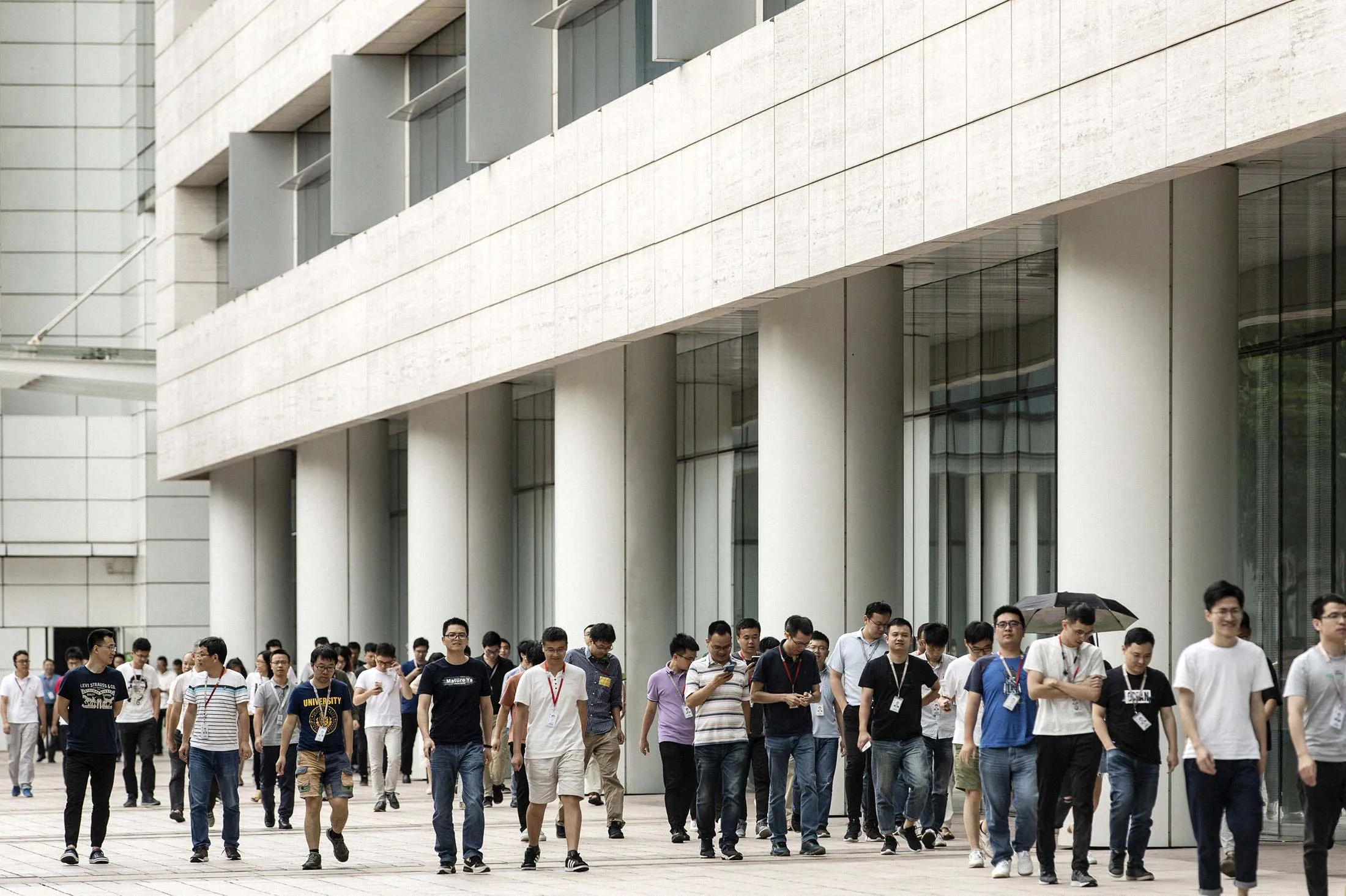 Employees walk toward&nbsp;the canteen for lunch at Huawei headquarters in Shenzhen, China, on May 22.