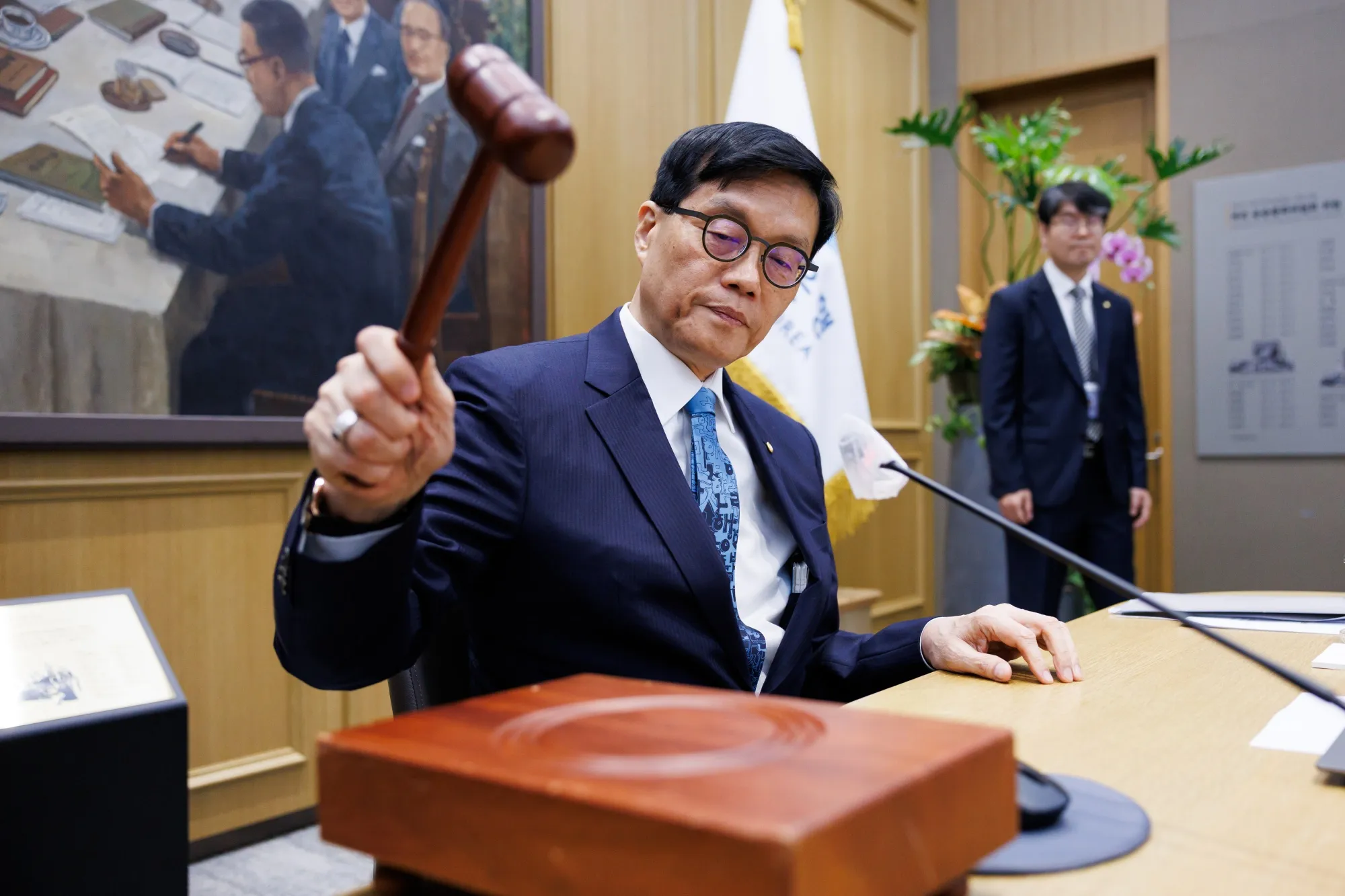 Governor of the Bank of Korea&nbsp;Rhee Chang-yong&nbsp;starts a monetary policy meeting at the central bank's headquarters in Seoul, on April 17.&nbsp;