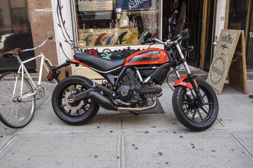 16 Ducati Scrambler Sixty2 Review A Perfect Smooth Ride Bloomberg