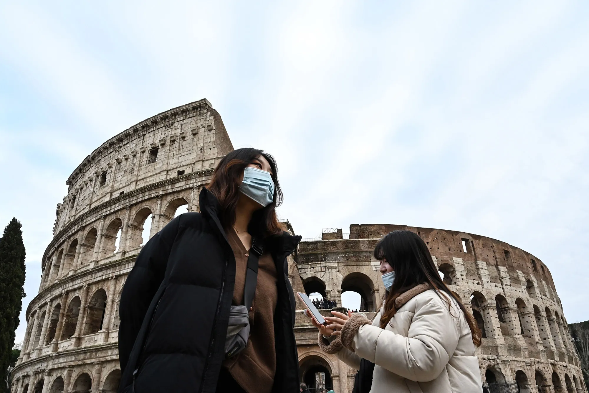 Tourists&nbsp;tour outside the Coliseum in Rome.&nbsp;