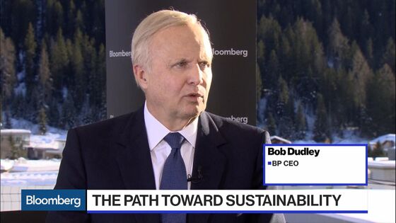 Oil CEOs at Davos Debate Tougher CO2 Cuts as Pressure Mounts