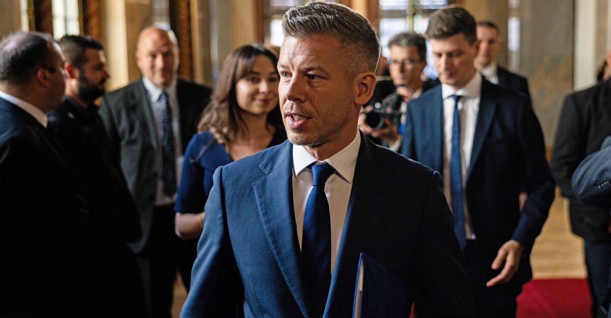 Hungary’s New Leader Begins Biggest Challenge: Joining the Euro