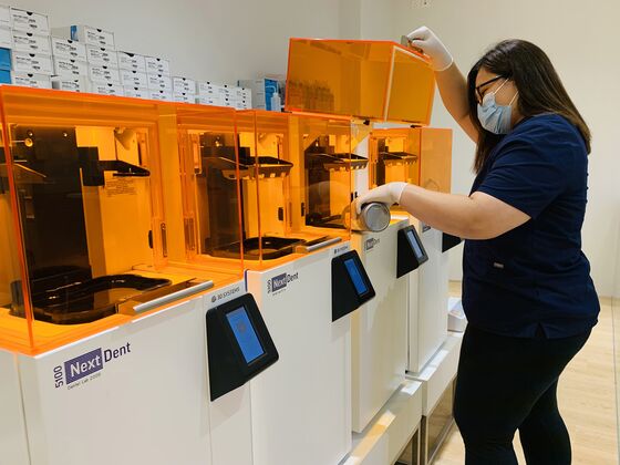 Singapore’s Pivot to Mass Tests Challenged by Kit Shortage