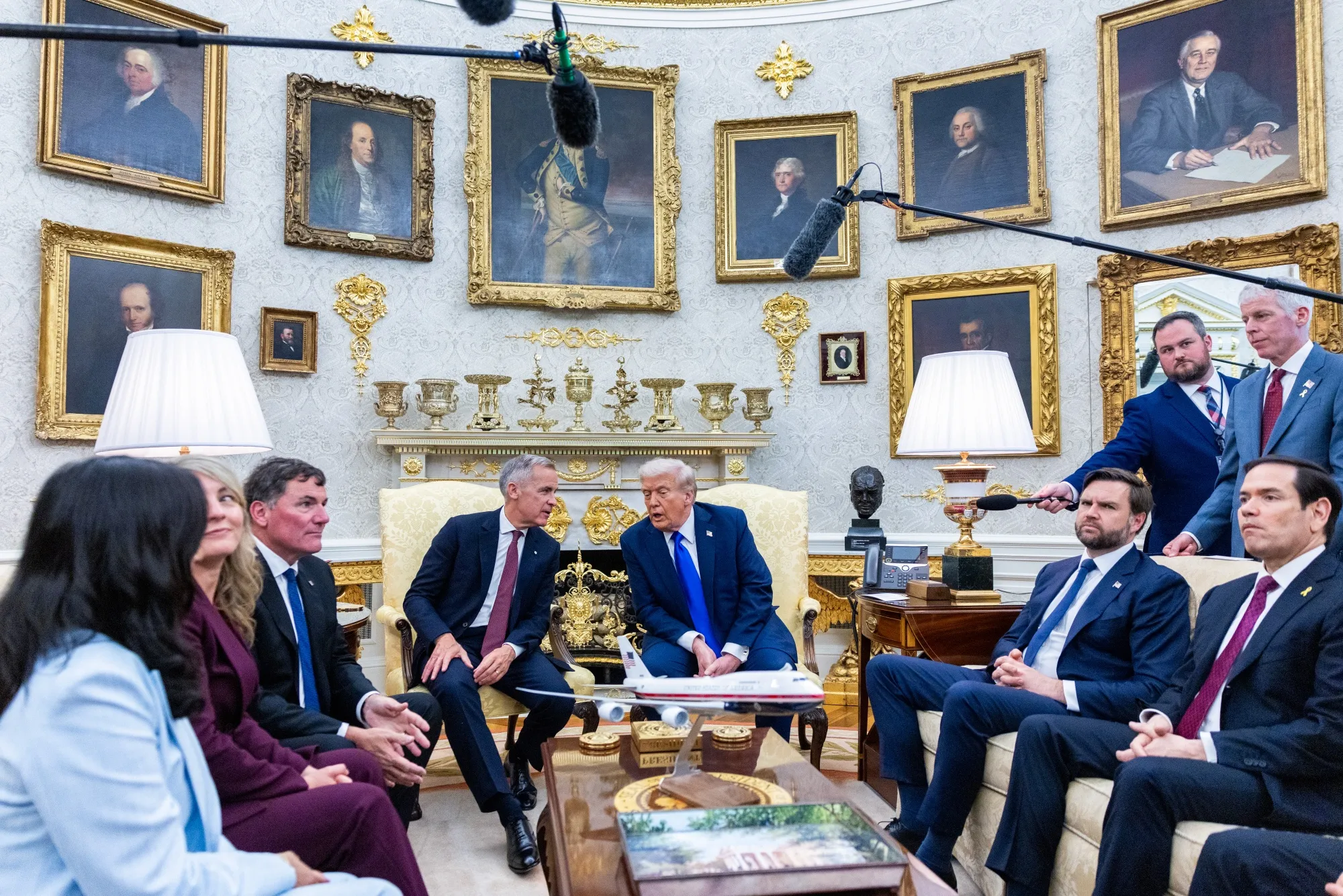 US President Donald Trump and Canadian Prime Minister Mark Carney&nbsp;in the Oval Office of the White House.