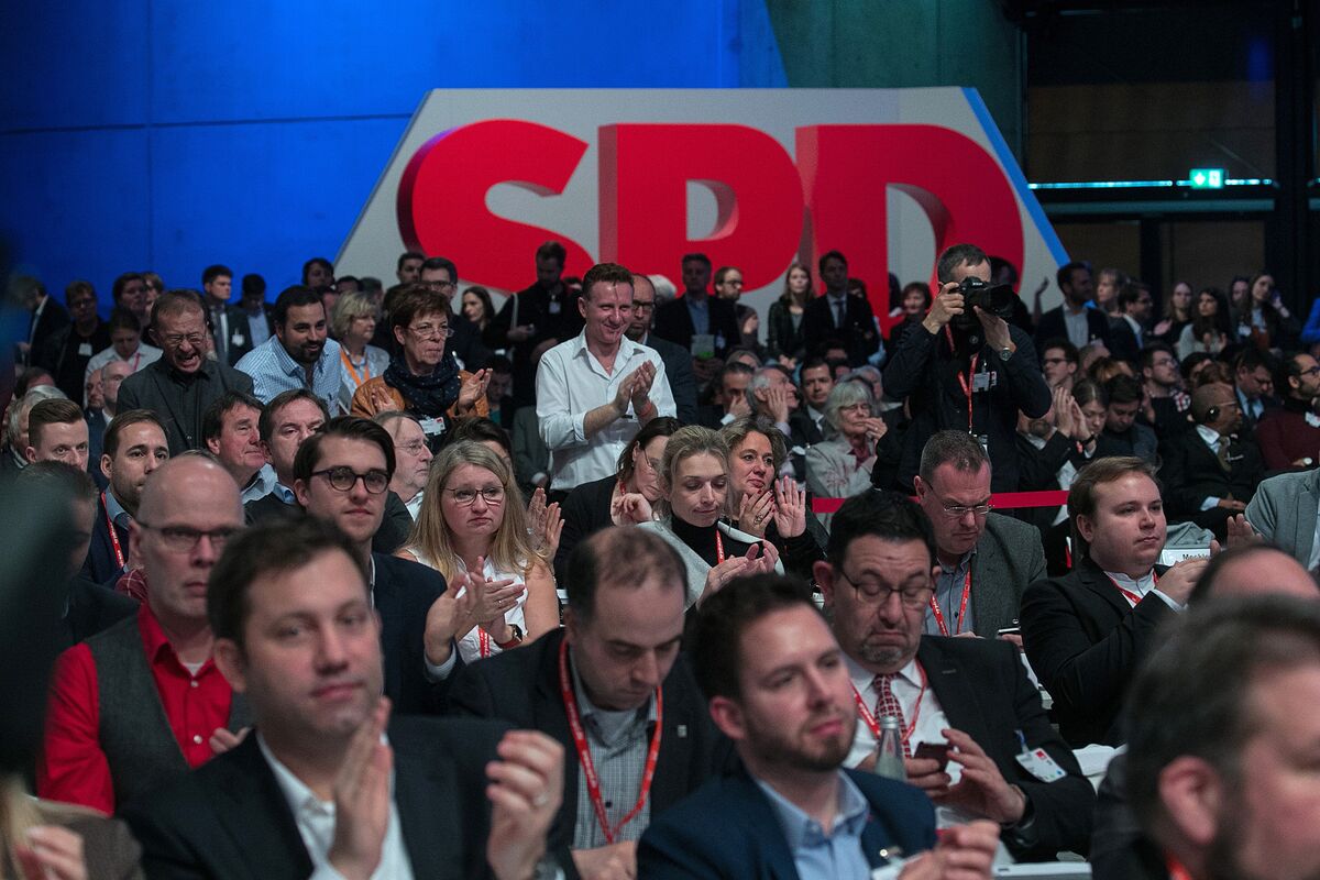 Germany's SPD Backs Talks in Signal of Possible Coalition - Bloomberg