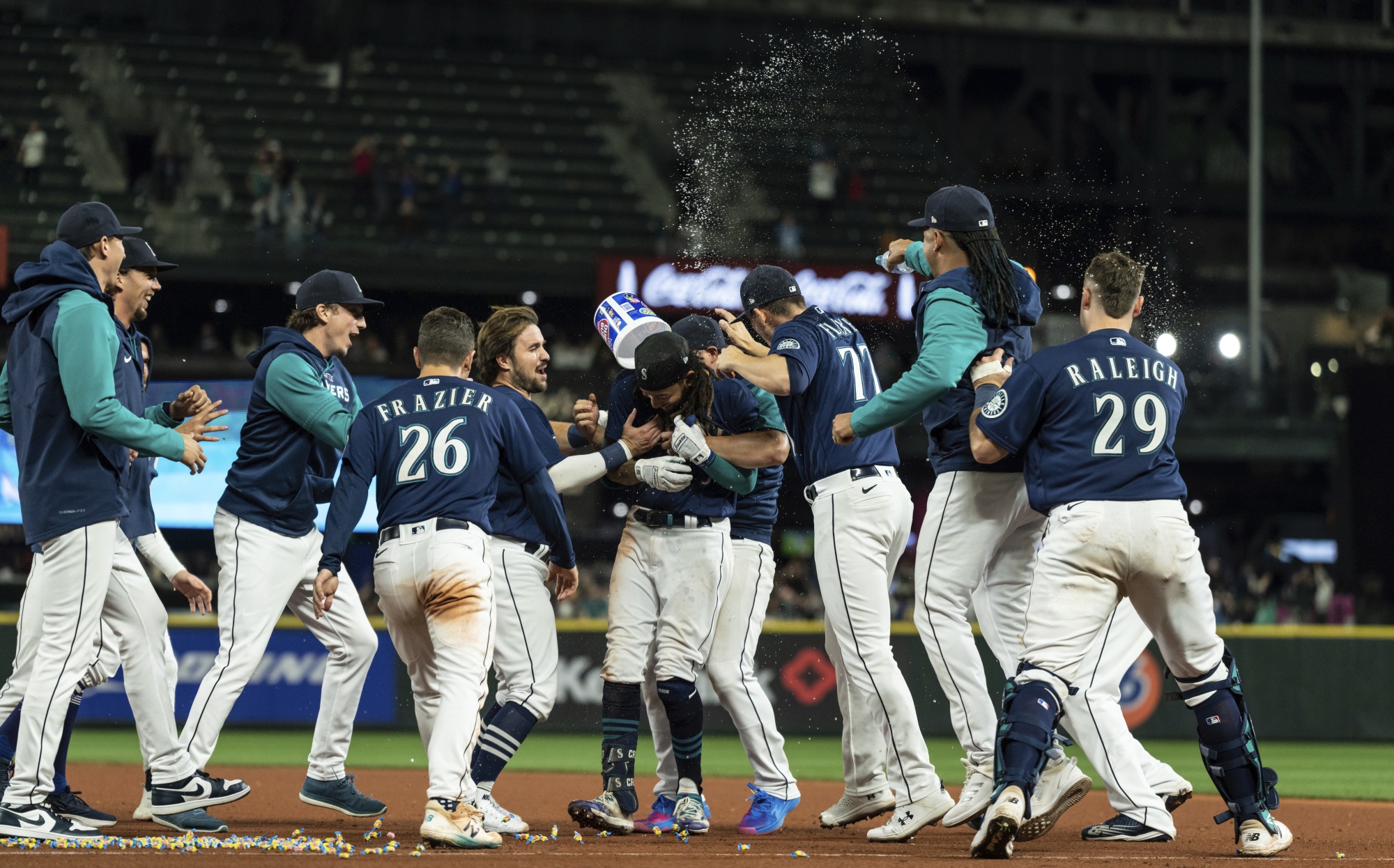 Mariners Outlast Rangers in 11, Close in on Playoff Berth - Bloomberg