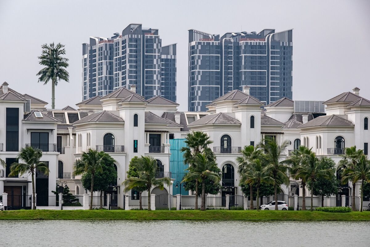 bloomberg.com - Alex Gabriel Simon - Vingroup's 1,000% Surge Tests Limits of Vietnam's Market Boom