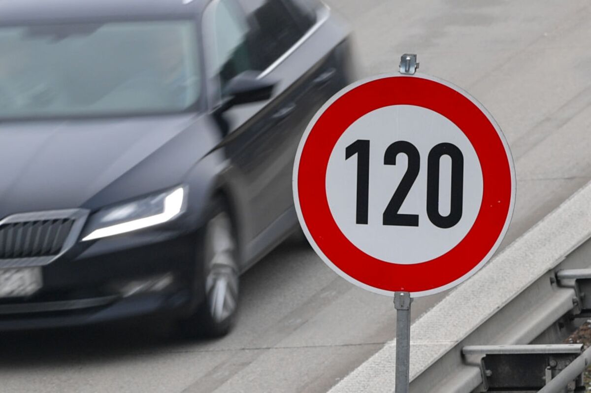 Autobahn Speed Limits Good for the Environment, Bad for Germany image photo