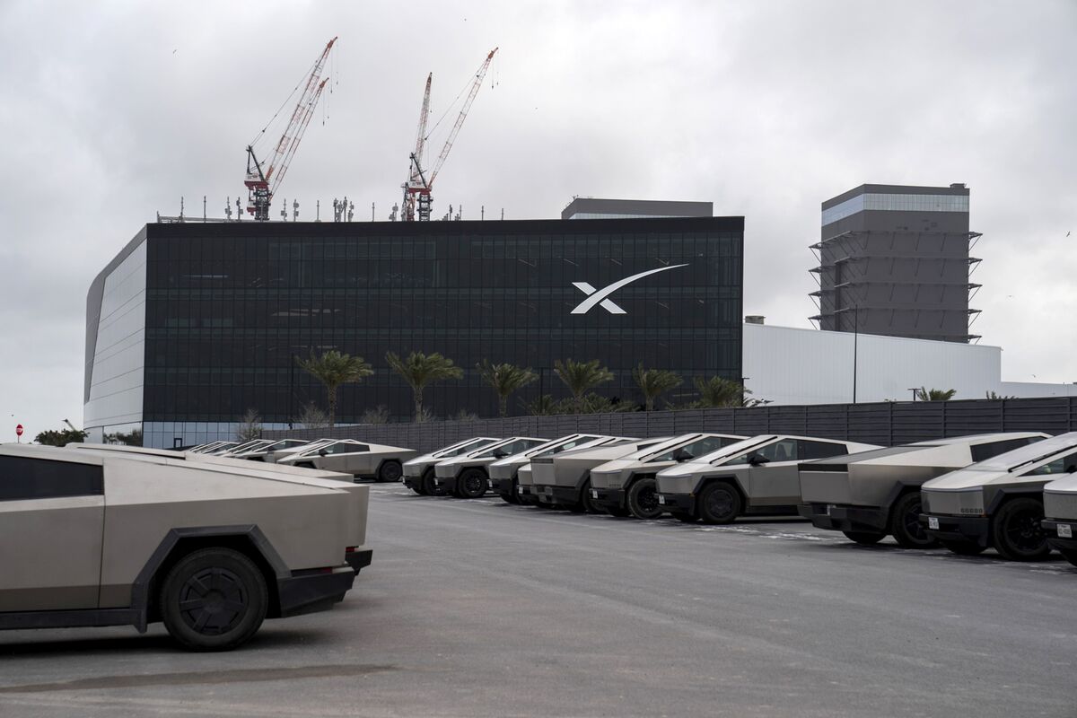 bloomberg.com - Kelcee Griffis - SpaceX, AST Said Seeking to Buy Spectrum Valued at $6 Billion