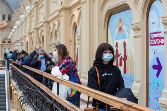Russians Reject Vaccines as Kremlin Fears New Covid-19 Wave