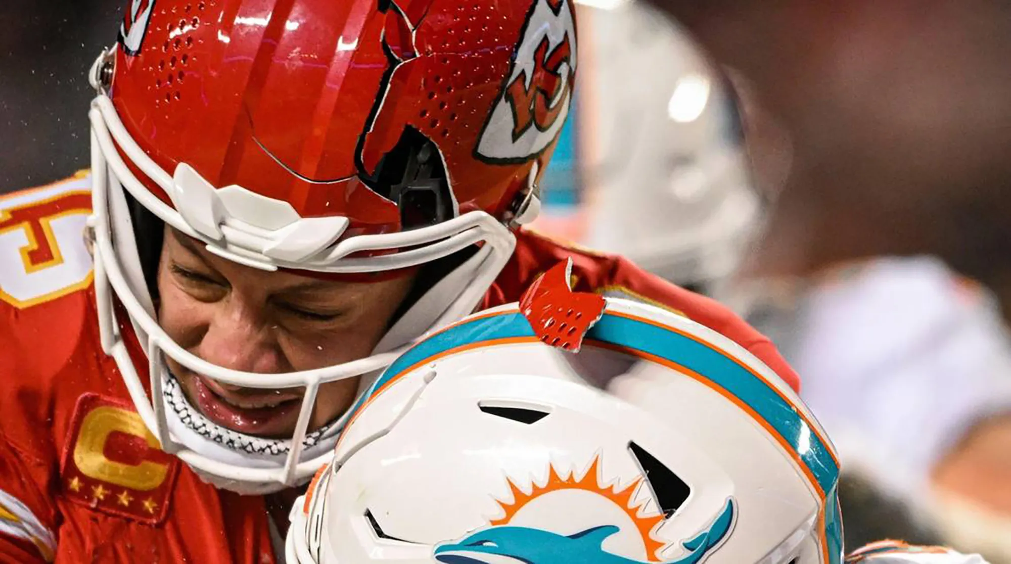 nfl-playoffs-mahomes-helmet-shatters-during-chiefs-win-over-miami