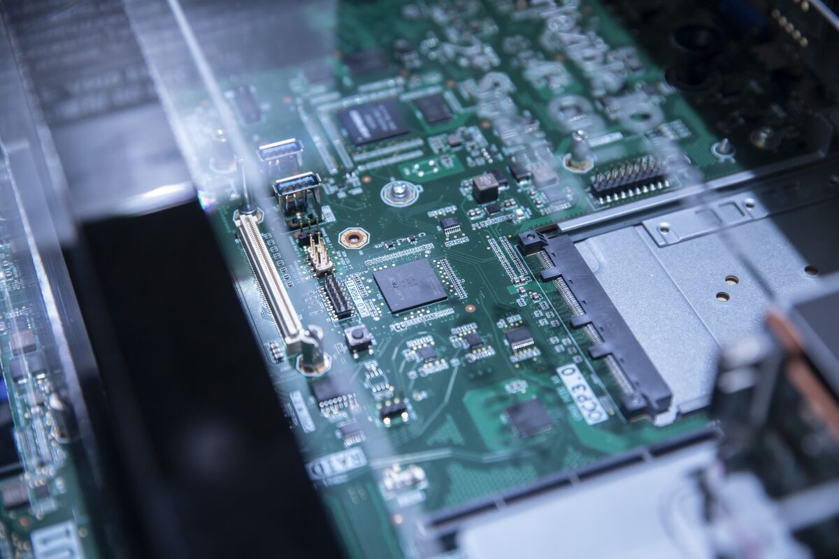 China Tech ETF Sees Record Inflow Despite Global Chip Selloff