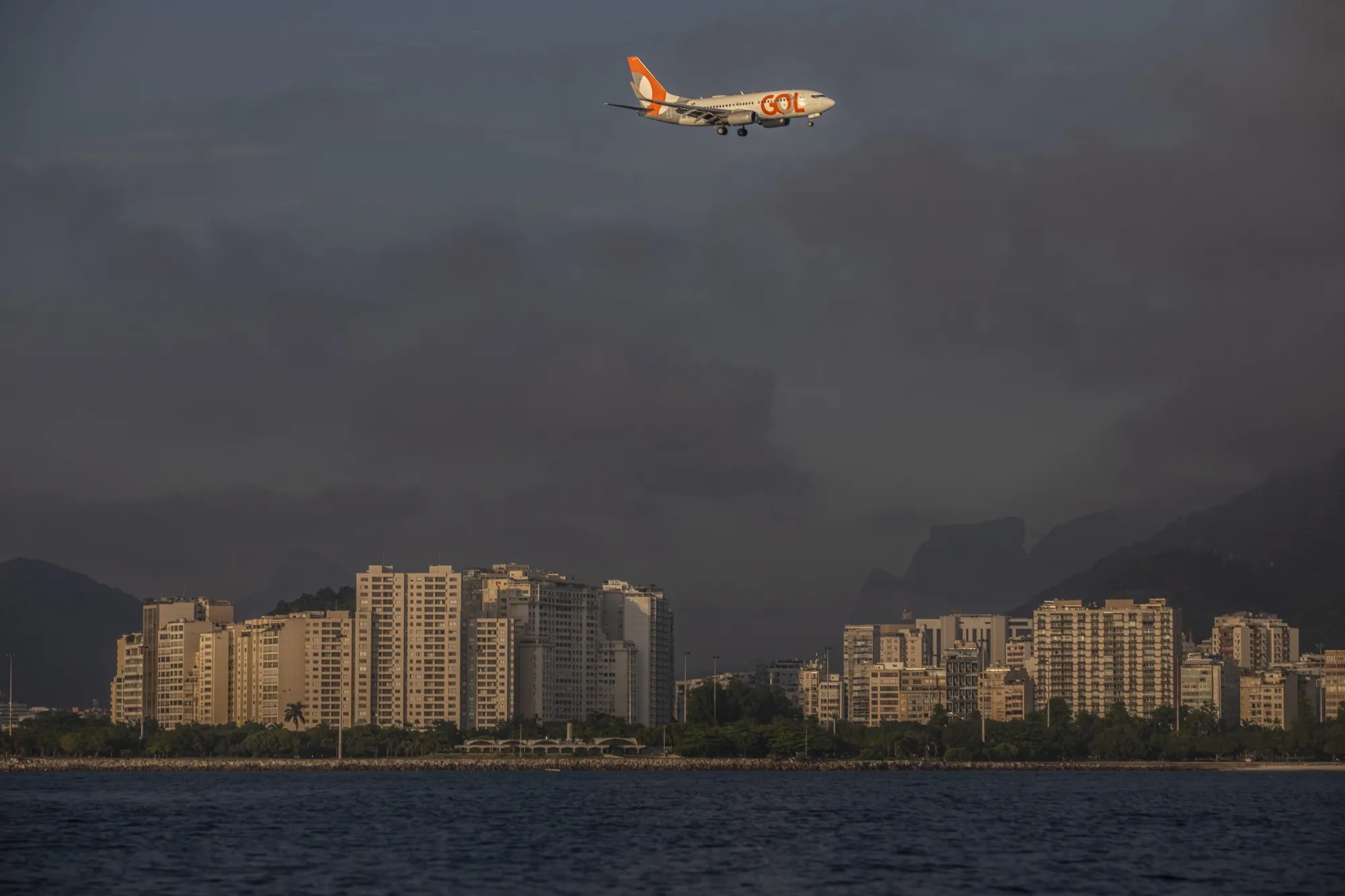 A Gol airplane flies over Rio de Janeiro.