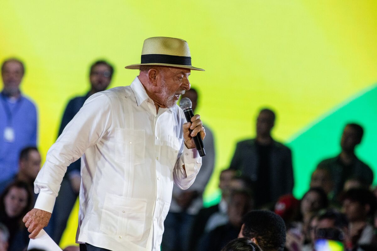 Lula’s Lead Over Bolsonaro Narrows in Brazil Election Poll