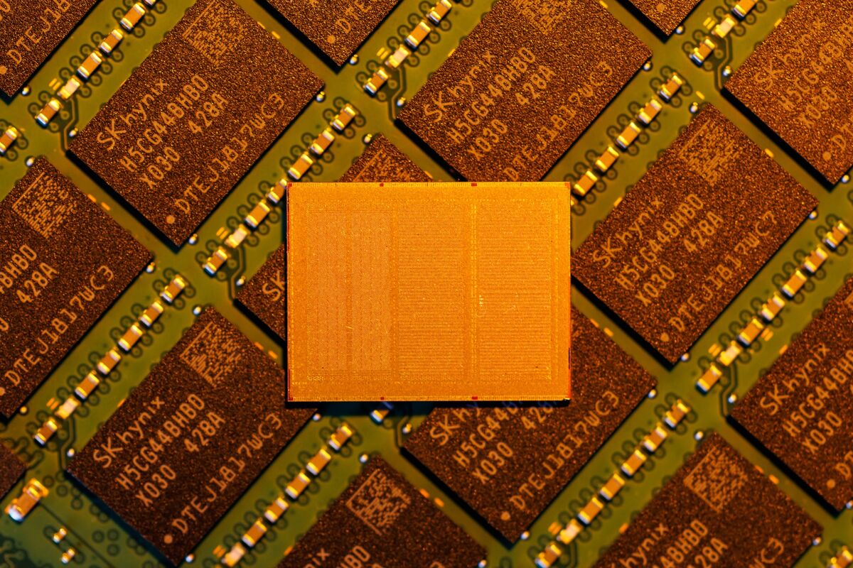 Samsung, SK Hynix Slide Causes $137 Billion Hit to Korea Pension