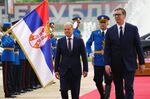 Olaf Scholz, Germany's chancellor, center, and Aleksandar Vucic, Serbia's president, inspect an honor guard at the Presidential Palace in Belgrade, Serbia, on&nbsp;June 10.