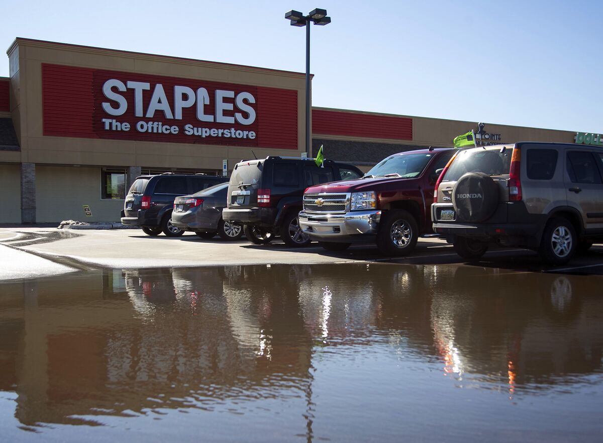 Staples to close 140 stores in U.S. and Canada this year