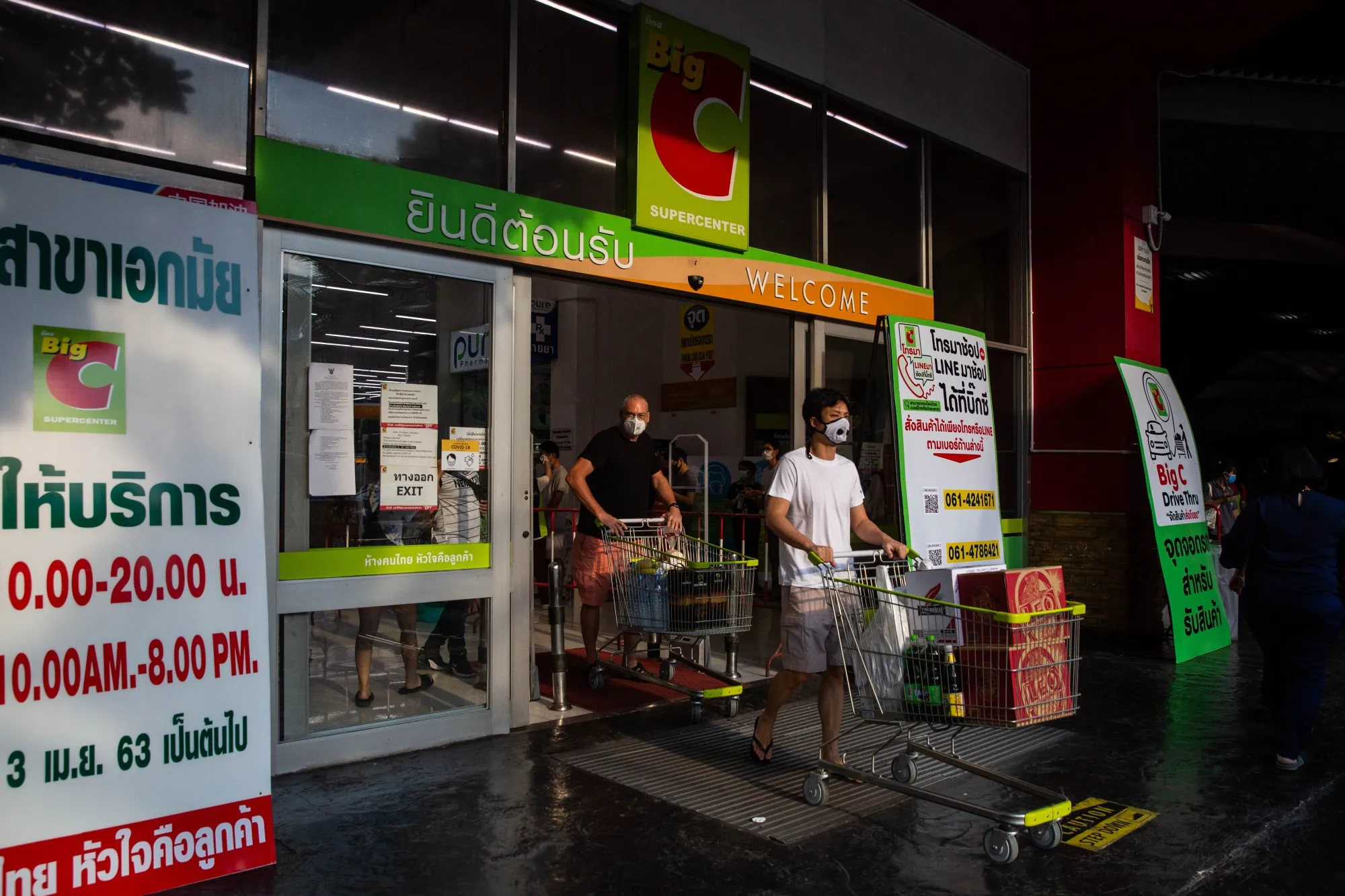 Customers&nbsp;at a Big C supermarket operated&nbsp;by&nbsp;TCC Holding Co., a company controlled by Thai billionaire Charoen Sirivadhanabhakdi.