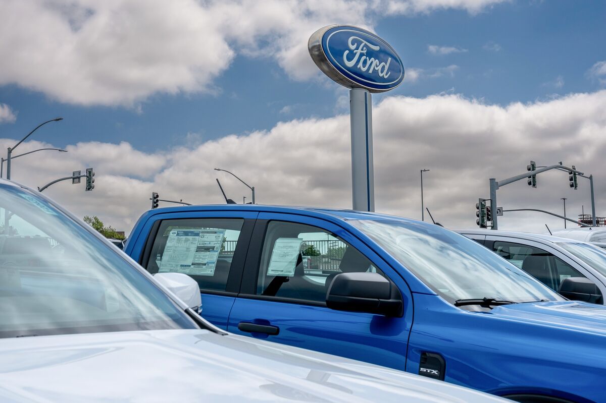 Ford Shares Climb to Test Key Technical Level on Truck Tariff