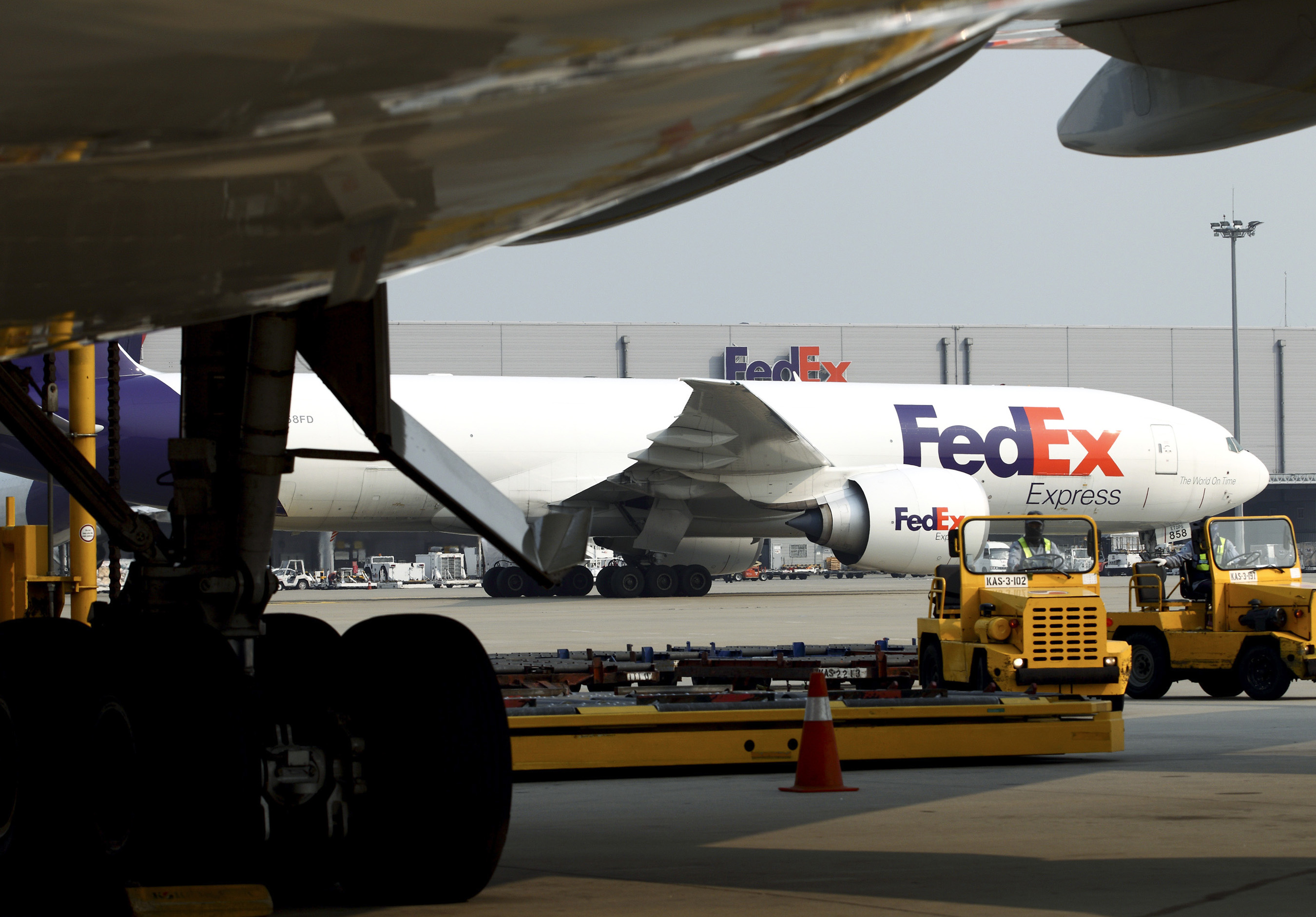 Flying Planes Closer Together Boosts Biggest FedEx Hub - Bloomberg