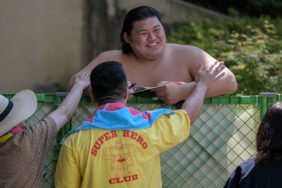 Japan’s National Sport Wrestles With a Generational Change