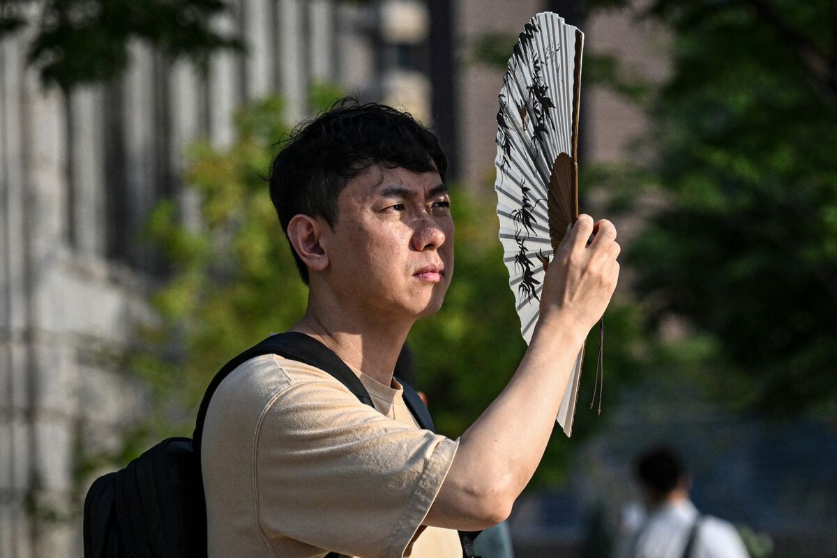 South Korea issues emergency heat wave alerts as it records highest-ever temperature of 42.5°C; Korea braces for prolonged heat wave as typhoon adds uncertainty