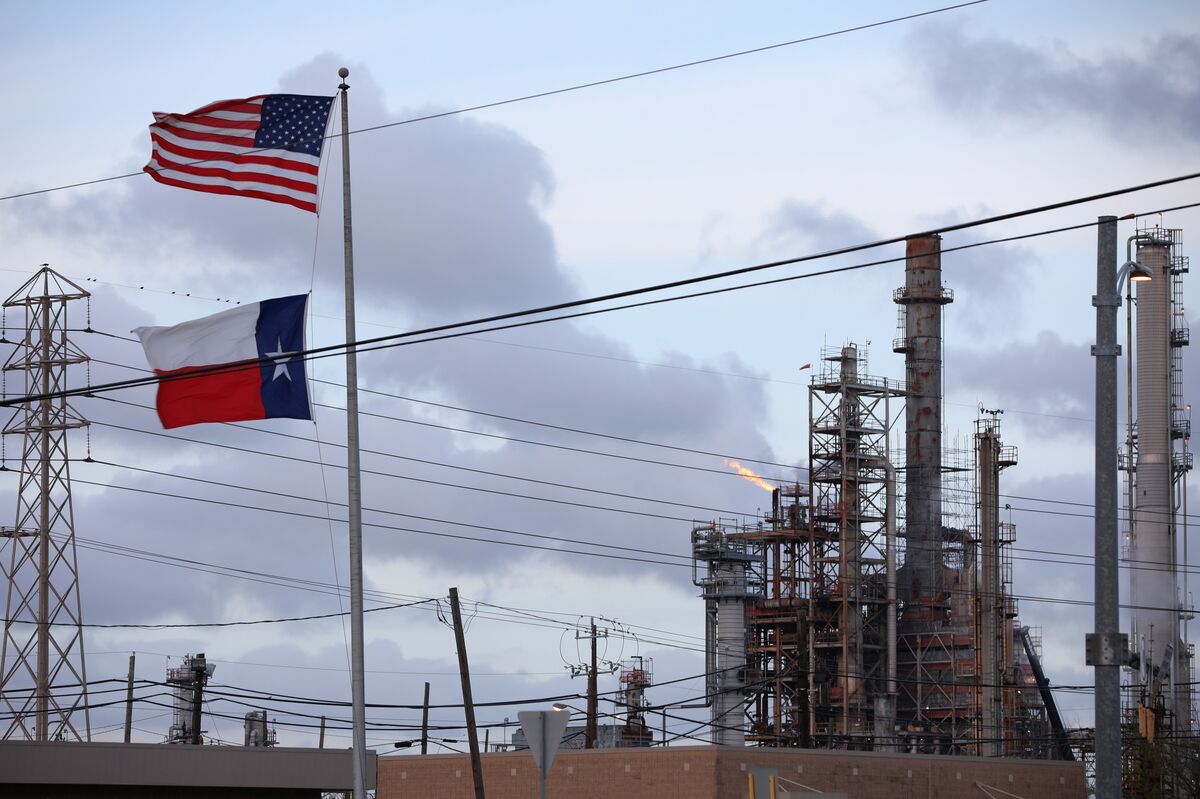 Chevron CFO Sees Oil Slump Persisting Into 2026 on Ample Supply