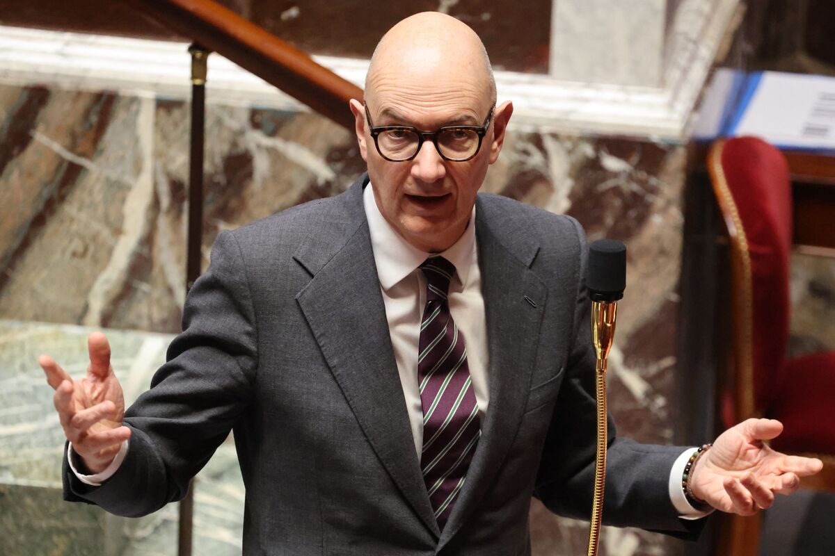 
                            Macron to Call Snap Election If Government Falls, Lescure Says