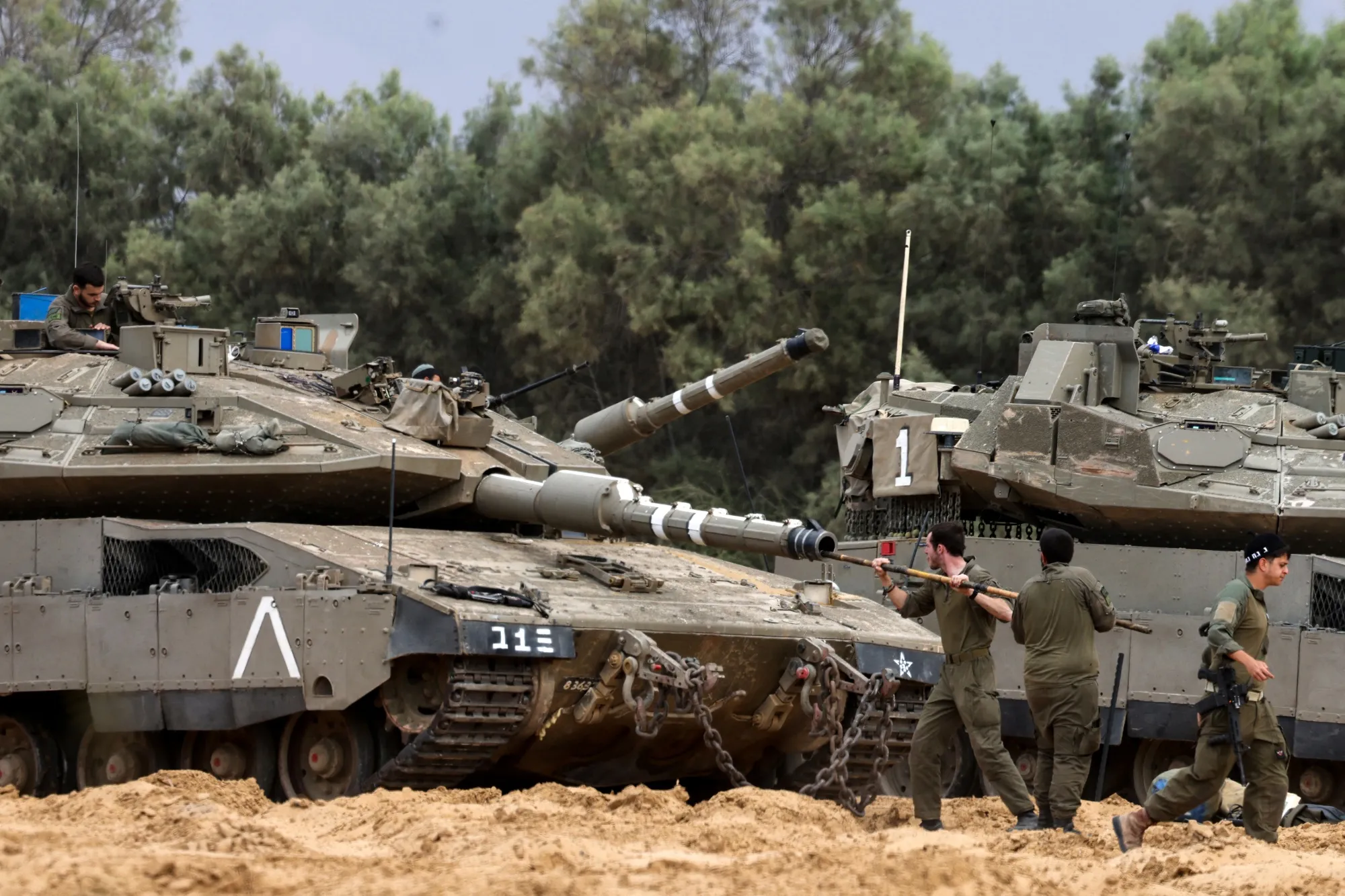 Israeli soldiers clean the gun of a tank at a position near Israel's border with the Gaza Strip, on May 4.