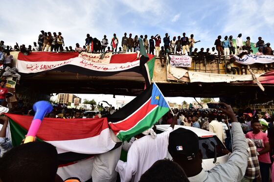 Sudanese Pressure Military as Mystery Gunmen Menace Sit-In