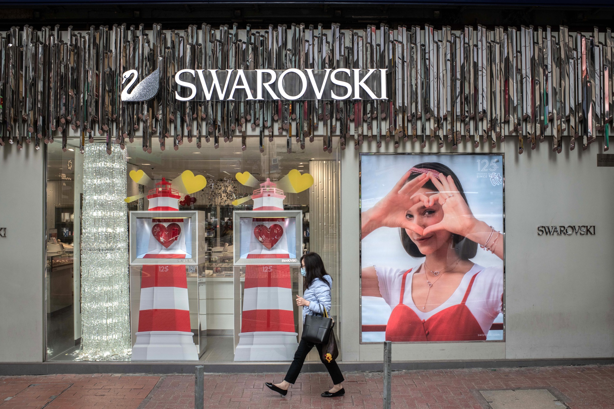 Cristal trincado: receita da Swarovski deve cair em um terço este ano -  Mercado&Consumo