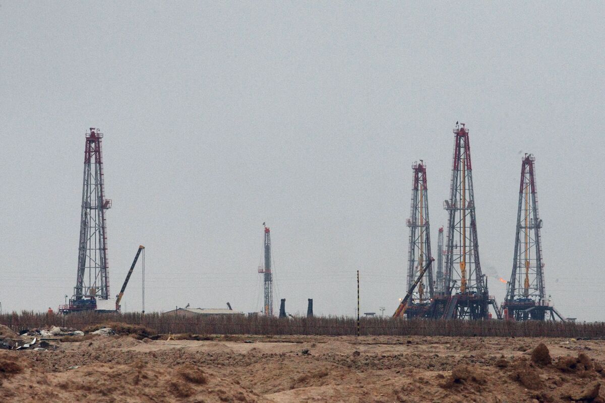 
                            Iraq Starts Massive Oil Cuts as Hormuz Tensions Fill Storage