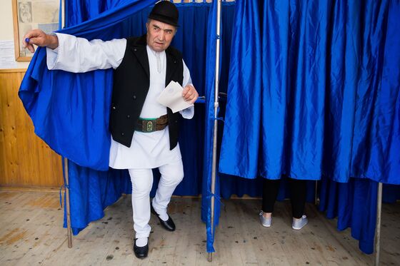 Romanians Vote in Droves With Corruption Question on the Ballot