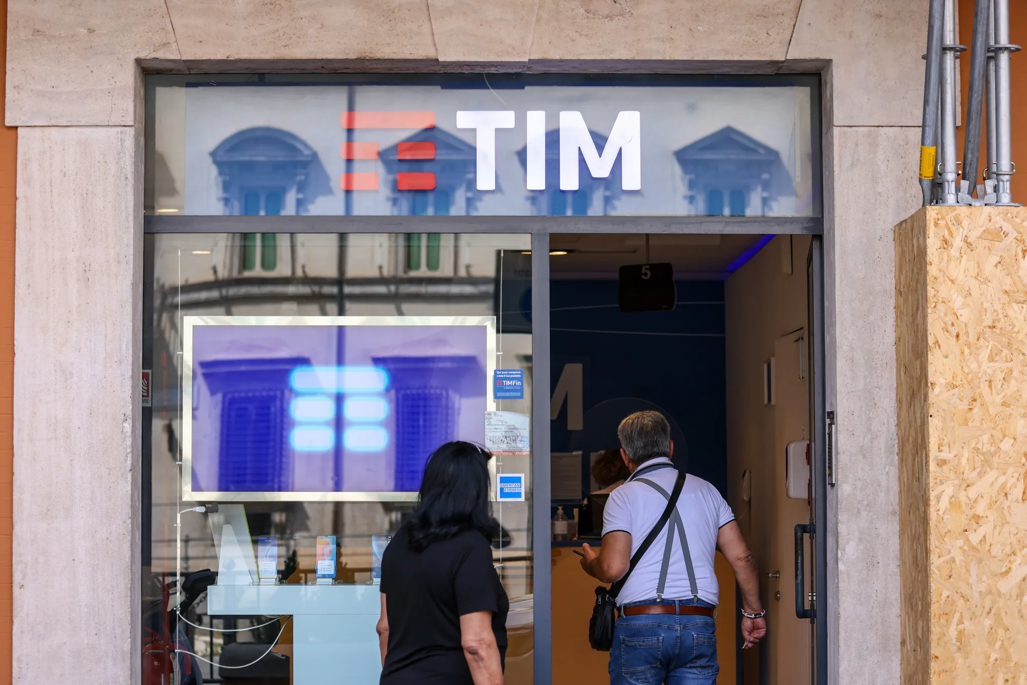 KKR Bid for Telecom Italia Network Values Unit at €20 Billion (BIT:TIT ...