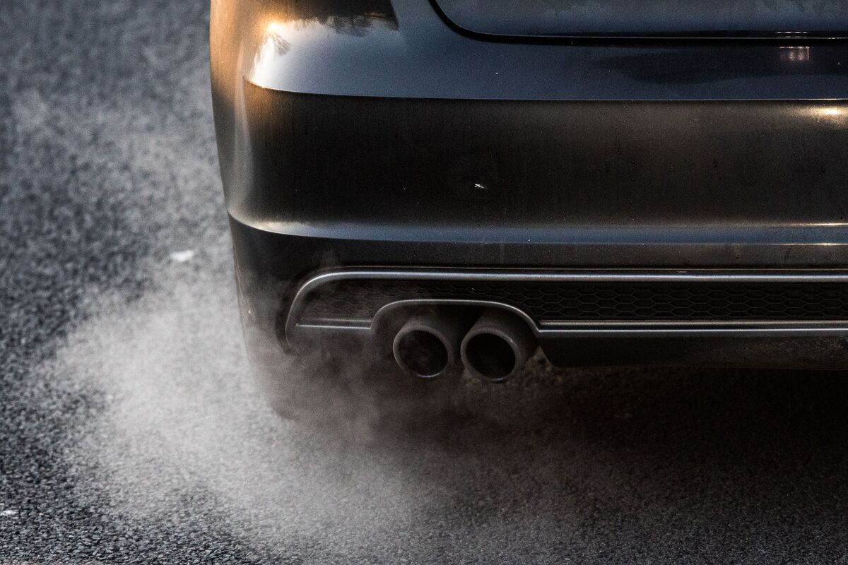 Брызги из выхлопной трубы. Дизель машина. Car emissions. Капает из выхлопной трубы. Конденсат из выхлопной трубы
