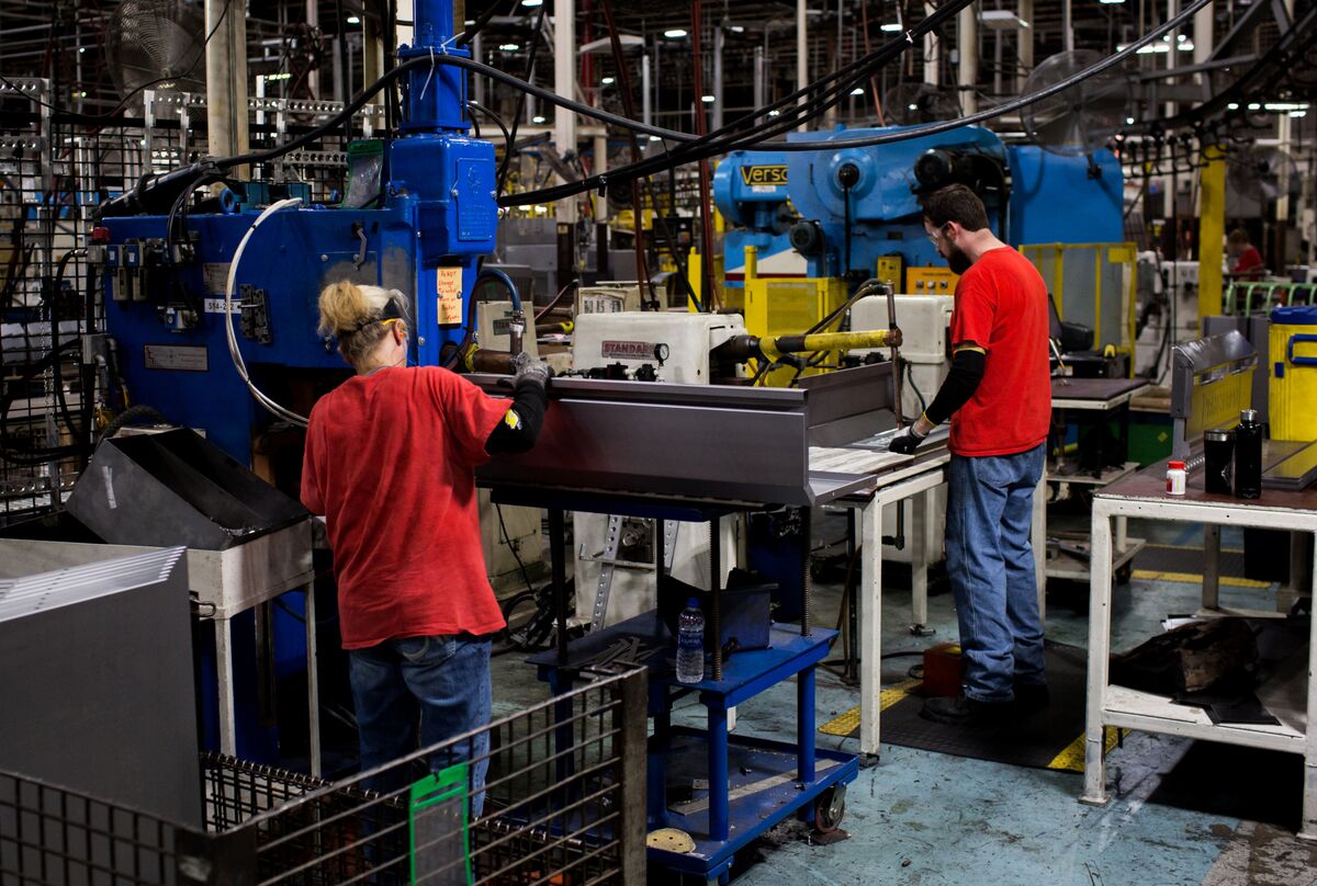 US Industrial Production Edges Up After Falling in Prior Month
