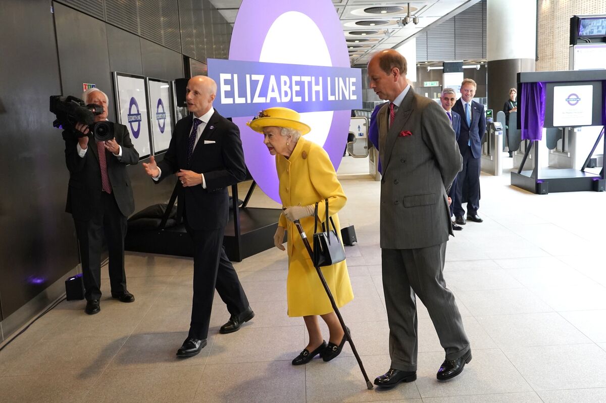 Queen Makes Surprise Visit to See Elizabeth Line at Paddington