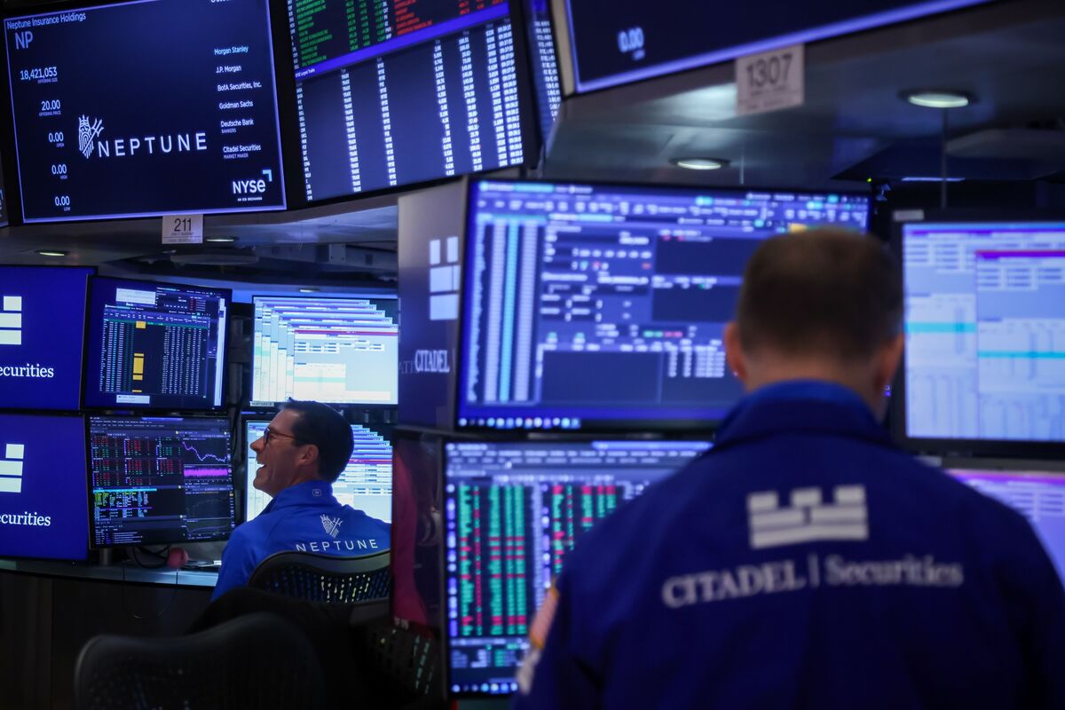 S&P 500 Inches Up as Energy Climbs; Tech Earnings Misses Drag