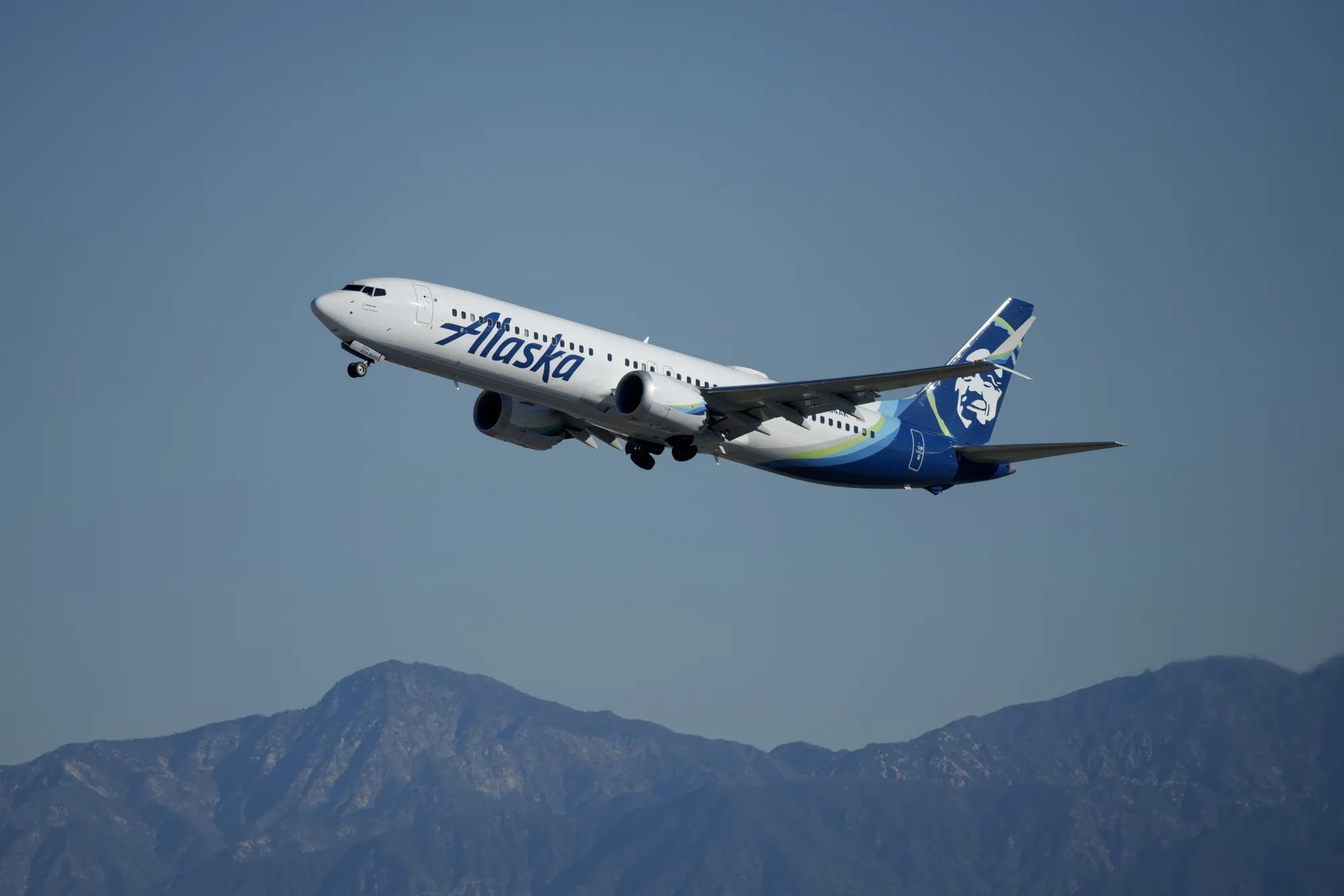 Alaska Air stopped&nbsp;buying&nbsp;new crude oil call options in the fourth quarter and said it is exploring new ways to protect against volatility in refining&nbsp;margins.