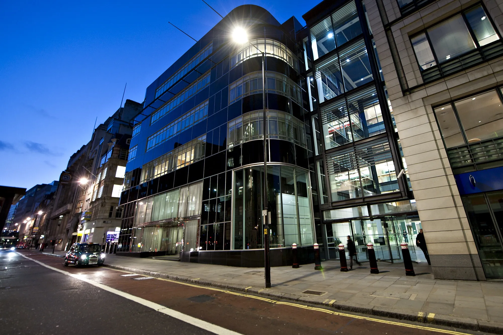 A taxi passes the offices of Goldman Sachs Group Inc. at 120 Fleet Street in London, U.K., on Friday, April 16, 2010.&nbsp;