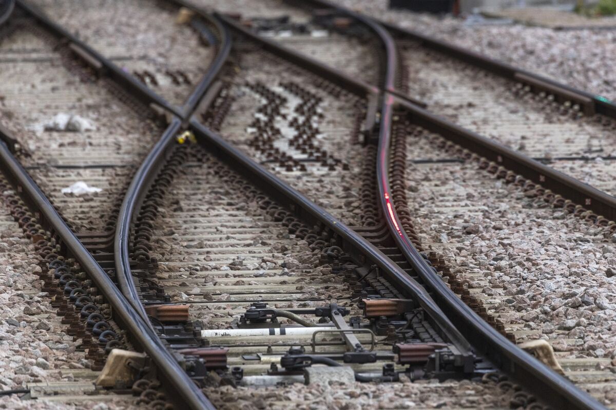 🟪"Rinazionalizzazione Ferroviaria: I Treni di South Western Railway Passano al Controllo Pubblico"