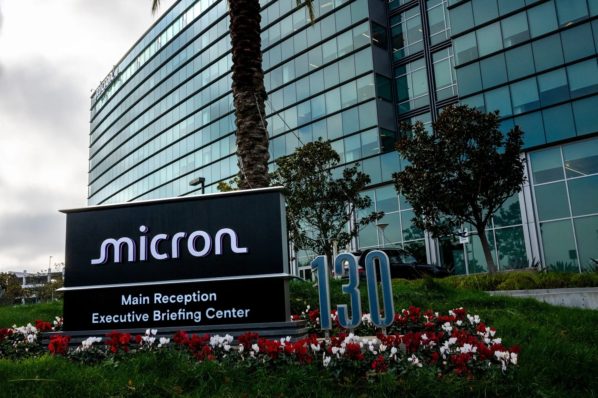 Micron (MU) Stock Falls After Sluggish PC and Phone Demand Hurts Forecast -  Bloomberg