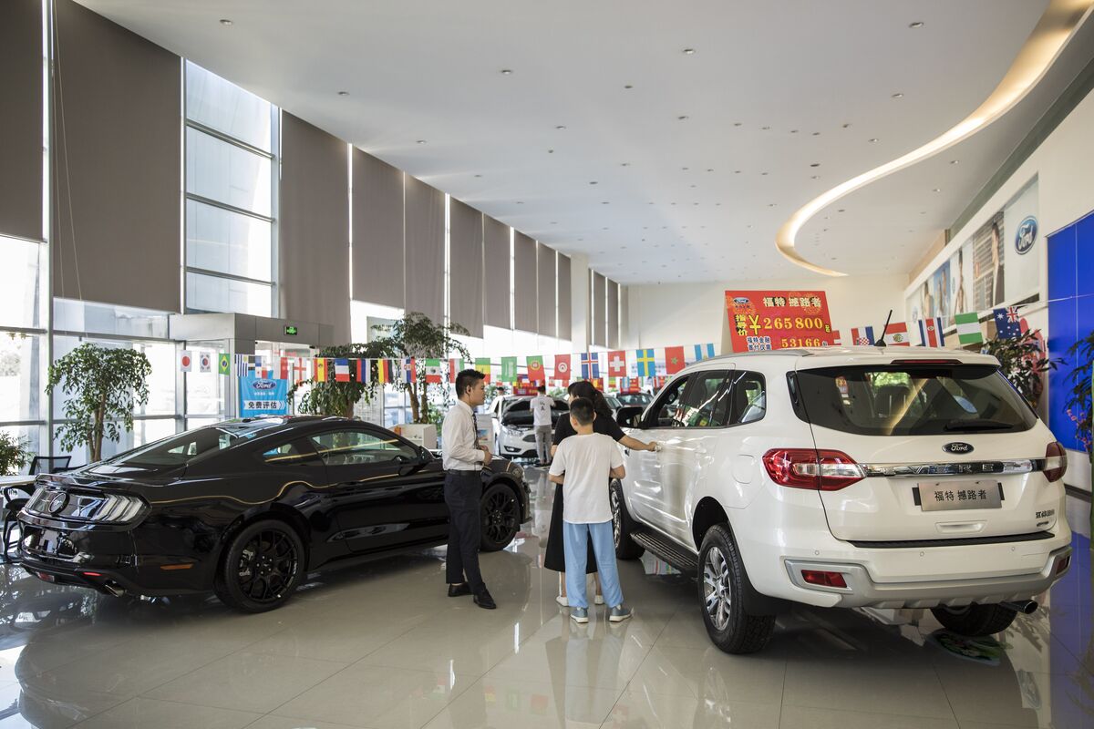 Китайский авторынок в китае. Авторынок в Китае спад. Автомобили Самсон. Renault having Robots in its Showrooms to speak with customers..