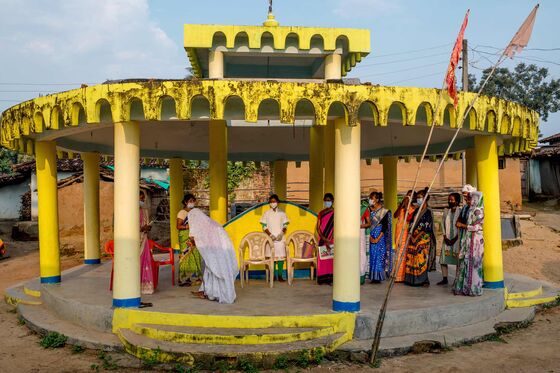 India’s Race to Vaccinate Its Villages Meets With Rural Resistance