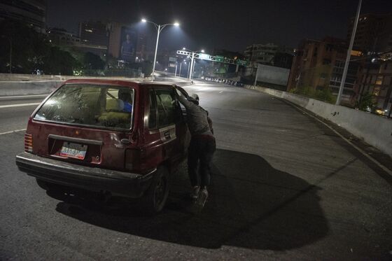 All It Takes Is a $100 Bribe to Fill Your Car Up With Gas in Caracas
