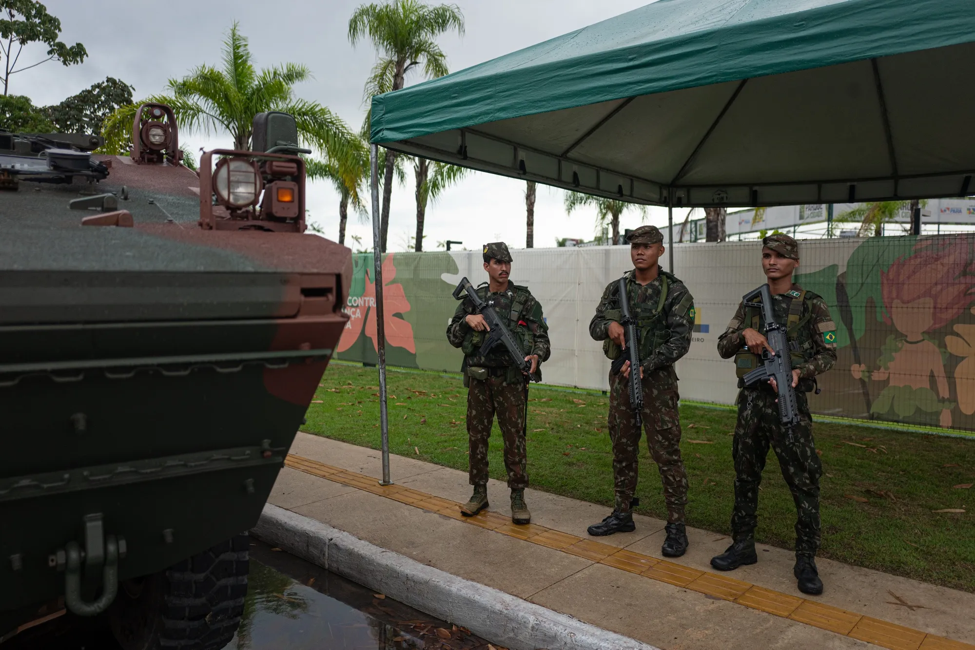 Militares na frente do local da COP30 em Belém.