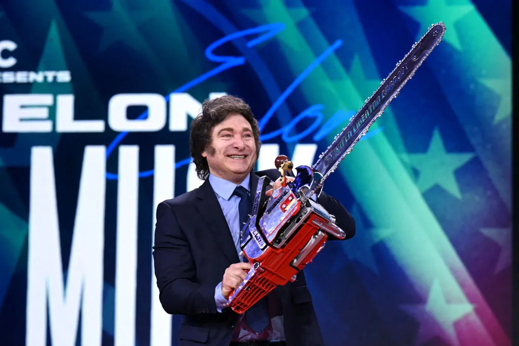 Javier Milei holds a chainsaw, reading "Long live freedom, damn it."