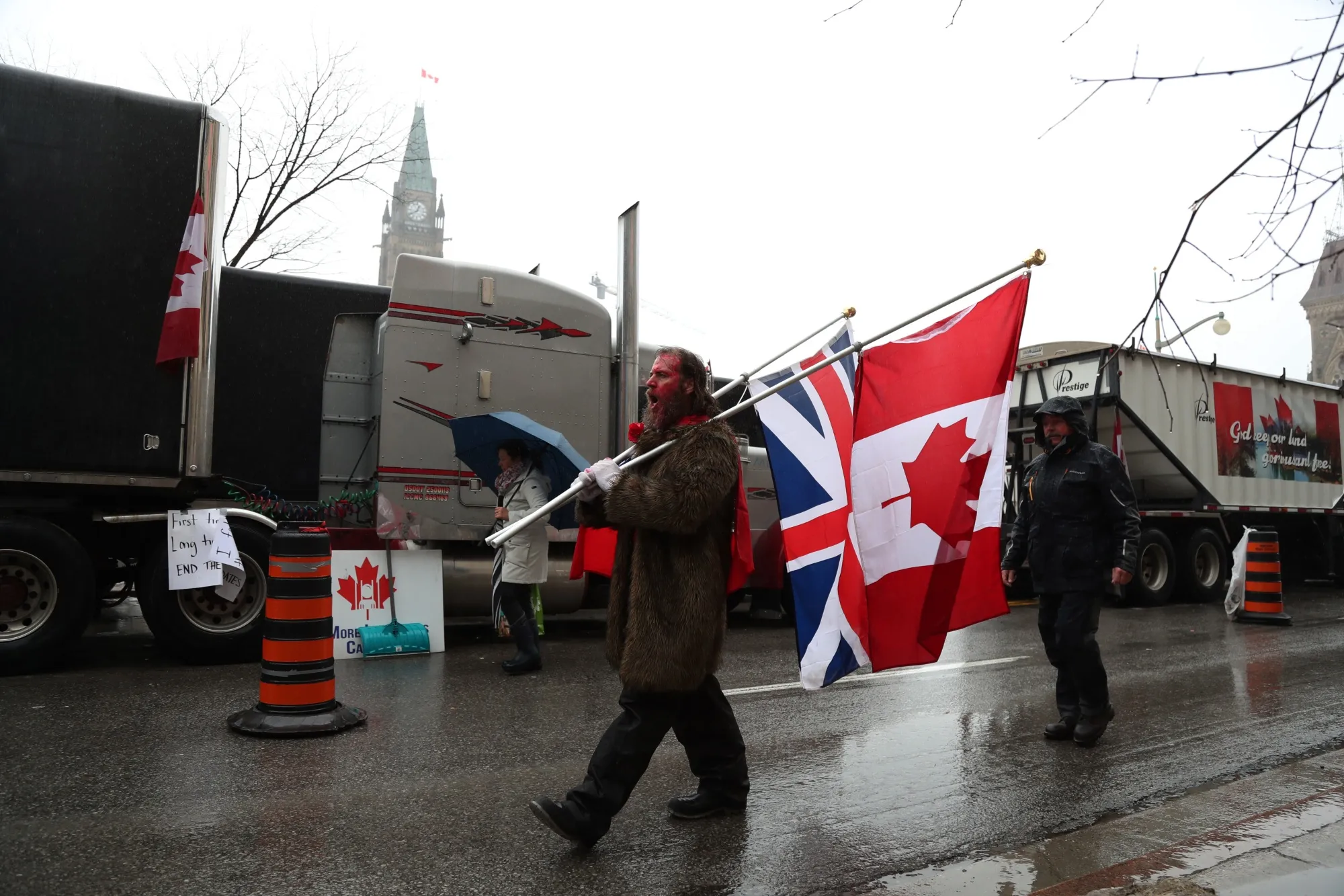 Canada Truckers: Police Begin Financial Squeeze; Trudeau Defends Emergency  Edict - Bloomberg