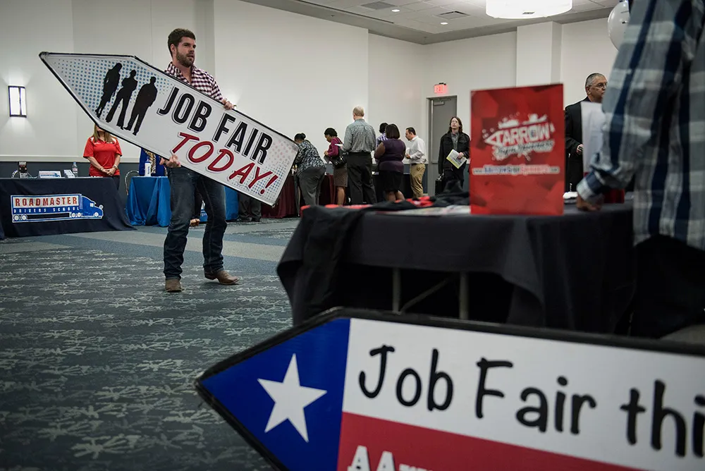 Jobless Claims In U.S. Hold Below 300,000 For Sixth Week